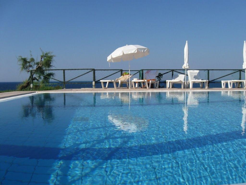 Loukas Apartments On The Waves Tragaki Exterior photo