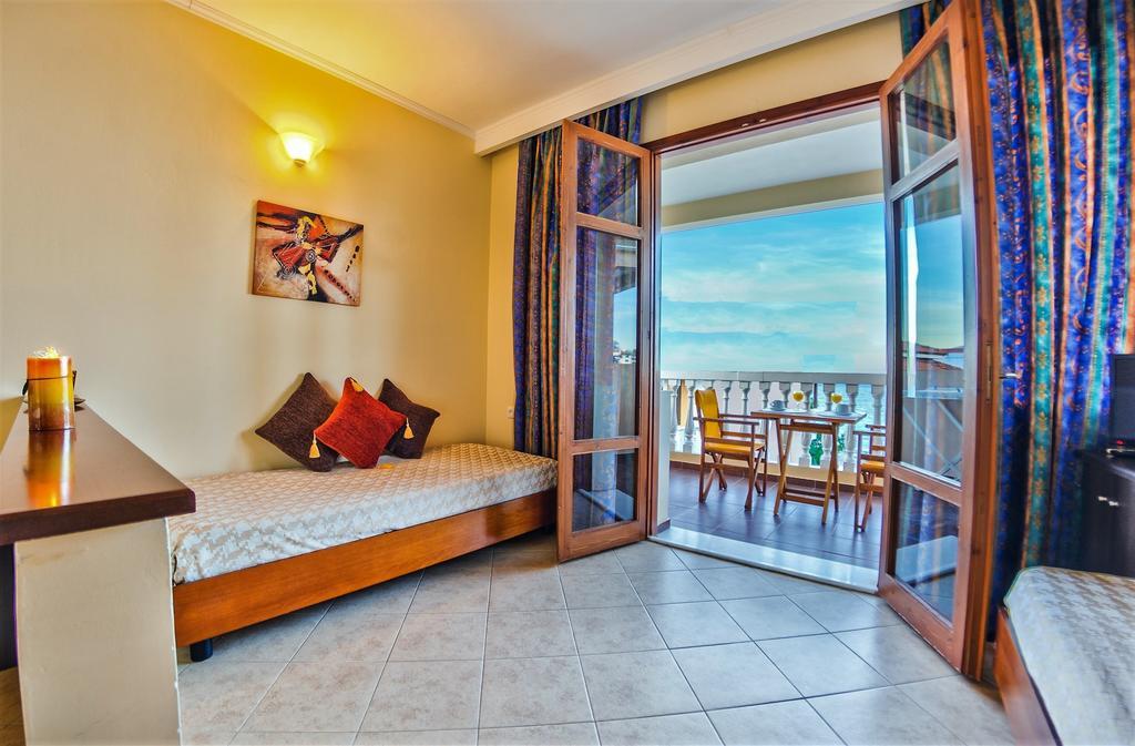 Loukas Apartments On The Waves Tragaki Room photo