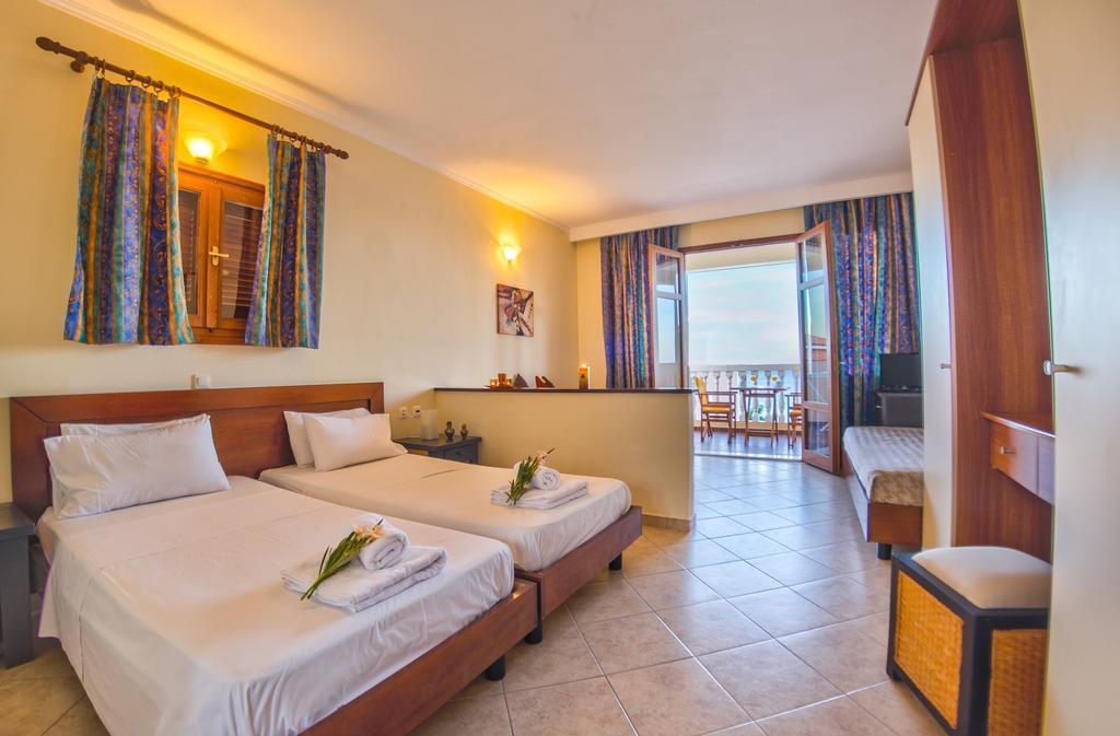 Loukas Apartments On The Waves Tragaki Room photo