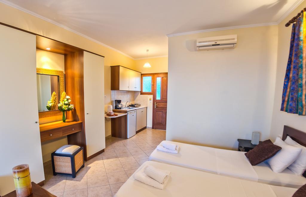 Loukas Apartments On The Waves Tragaki Room photo