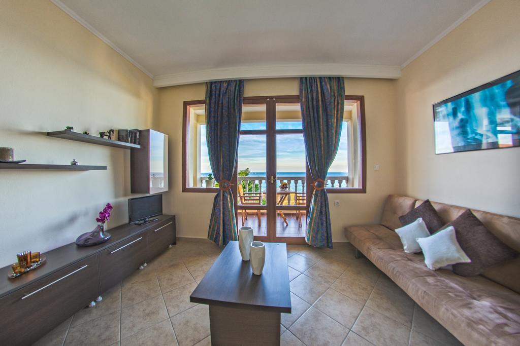 Loukas Apartments On The Waves Tragaki Room photo
